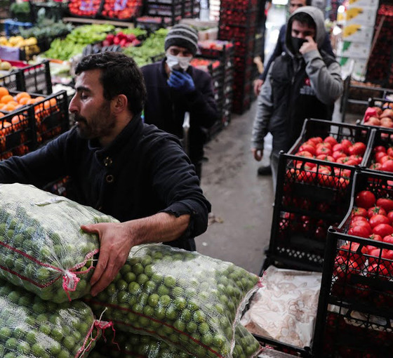 Meyve sebze nasıl ucuzlar? ... Halcilere göre ilk yapılması gereken zincir market tekelini kırmak