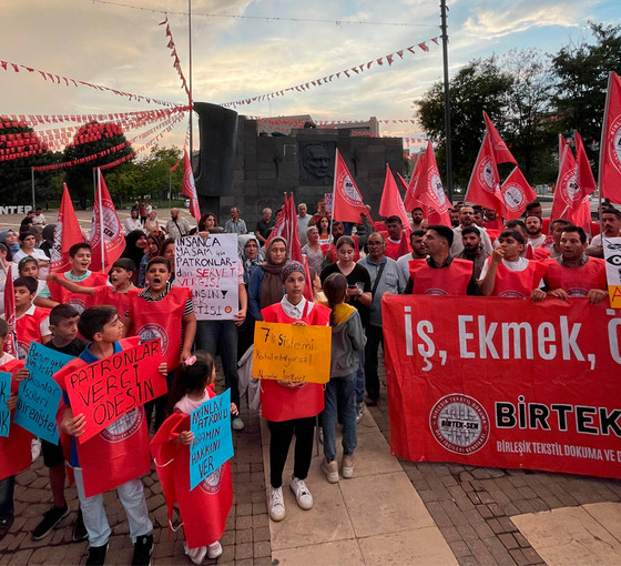 Akcanlar işçileri aileleriyle birlikte eylem yaptı: 'Kanser hastası kızımı tedavi ettiremiyorum'