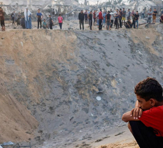 İsrail'den 'insani bölge' katliamı: Çadırlardaki Filistinliler 'ABD yapımı büyük füzelerin' açtığı devasa kraterlere gömüldü