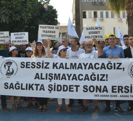 Adana'da sağlık örgütleri, çaydanlıkla saldırıya uğrayan hekim için eylem yaptı