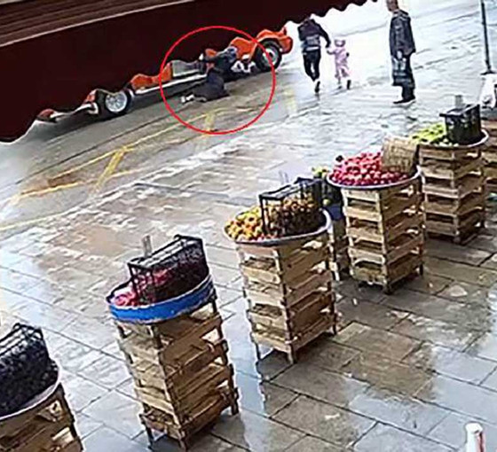 Minibüsten düşen kadın hastanelik oldu, şoför yoluna devam etti