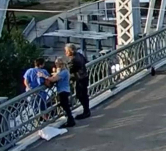 Bon Jovi, köprüye çıkıp aşağı atlamaya hazırlanan kadını konuşarak vazgeçirdi
