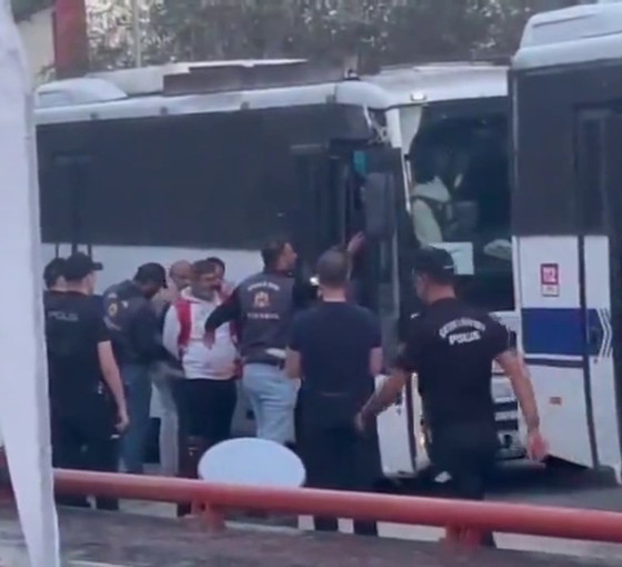 Direnişteki Polonez işçilerine ters kelepçeli gözaltı: 'Nerede bizim devletimiz?'