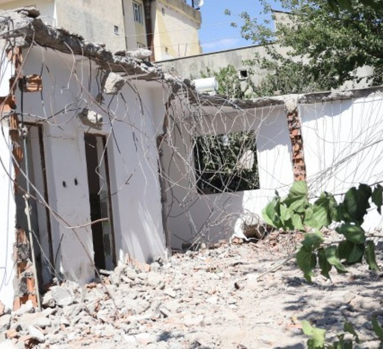 Diyarbakır'da depremzedelerin kaldığı evler 'hasarlı' gerekçesiyle yıkıldı: 'Fakirin hakkını sömürüyorlar'