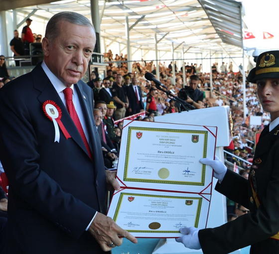 Teğmenlerin yemini ve iktidarın sembolizmi