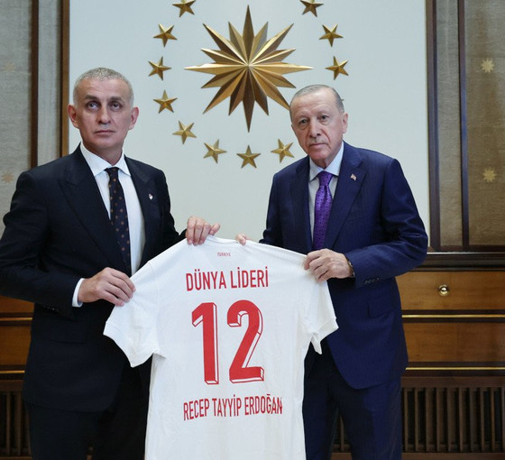 TFF başkanından Erdoğan'a 'dünya lideri' yazılı forma