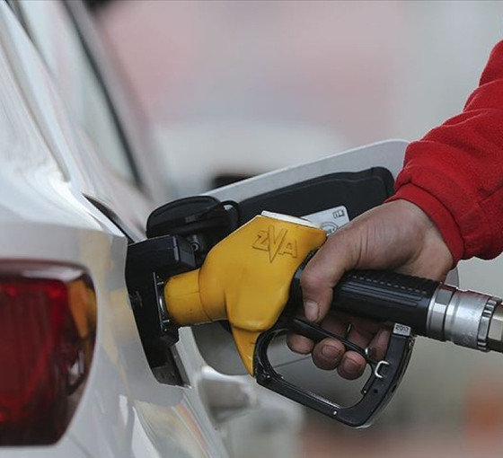 Döviz piyasası hareketli: Benzine 1,40 TL'lik zam yolda