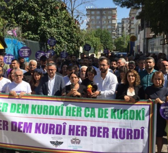 Diyarbakır'da MED-DER’e polis baskını protesto edildi: 'Her Kürt bir öğretmendir'