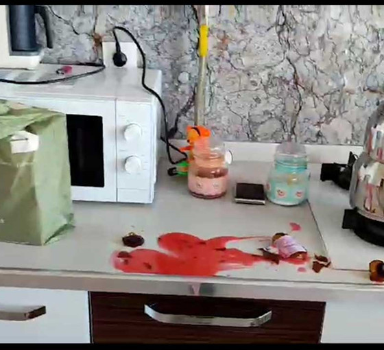 Polisler ev baskınında hasta çocuğun ilaç şişelerini kırdı