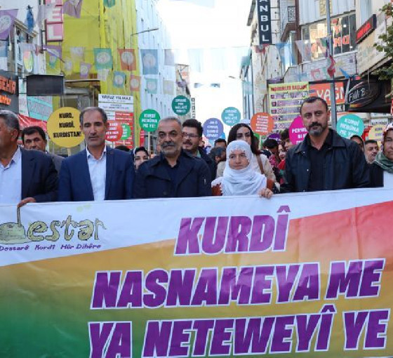 Van'da dil kurumlarına baskın ve gözaltı protestosu: Varlığımıza yönelik saldırılardır