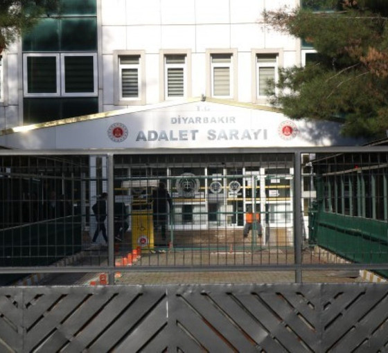 Kürtçe eğitim kurumlarına baskınlar: Gözaltına alınan eğitmenler adliyeye sevk edildi