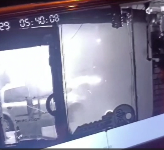 Küçükçekmece'de internet kafeye ses bombası atıldı: Motosikletli saldırganlar aranıyor