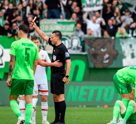 Bundesliga'da hakem hatası: Yanlış oyuncu kırmızı kart gördü