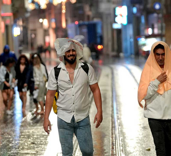 İstanbul'da sağanak: Gökyüzü şimşeklerle aydınlandı