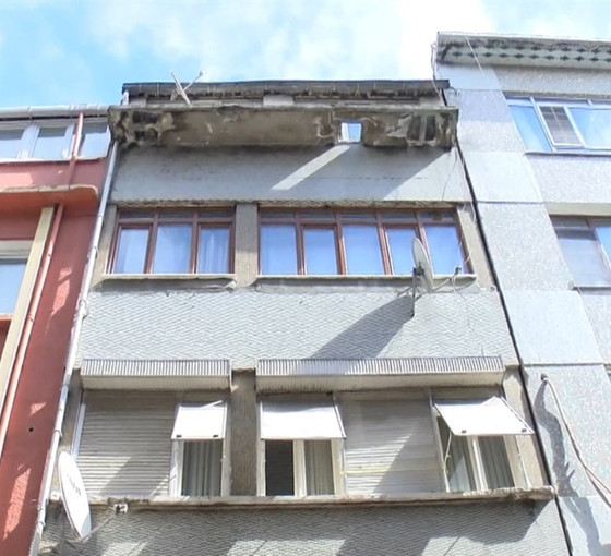 İstanbul'da temel kazısında 4 katlı binanın duvarı yıkıldı: Bitişiğindeki bina yan yattı