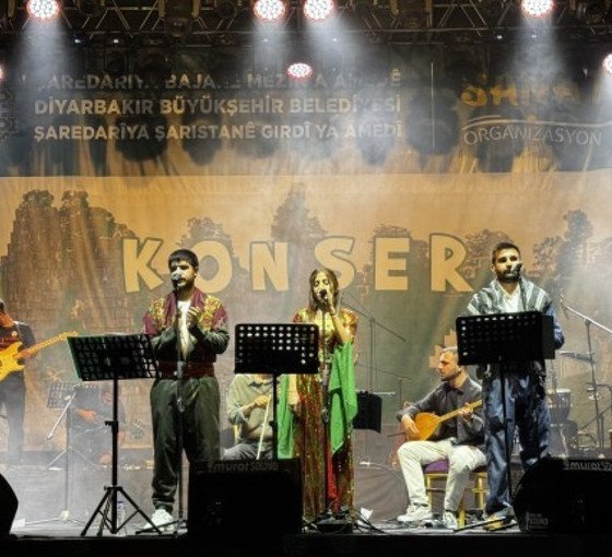Diyarbakır'daki konserde Kürtçe şarkı söyleyen müzisyenlere gözaltı: DEM Parti'den tepki
