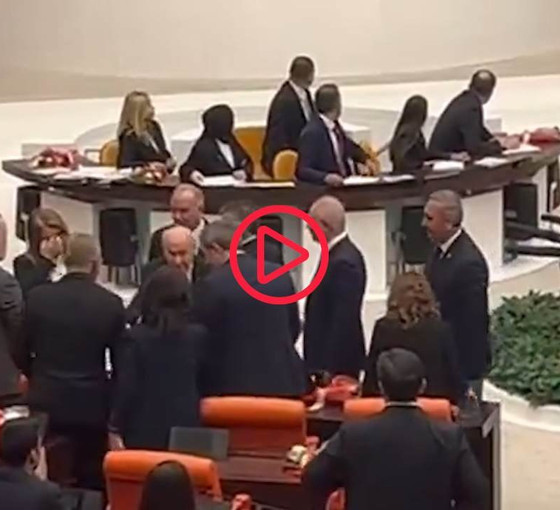 Bahçeli, DEM Parti sıralarına gelerek Tuncer Bakırhan ve vekillerle tokalaştı