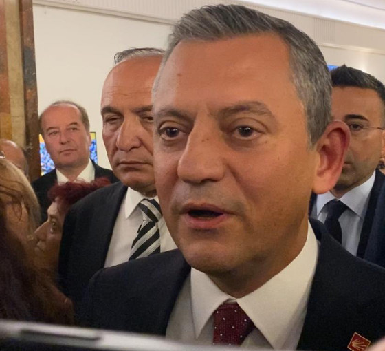 Özgür Özel'den ayakta karşılama açıklaması: Cumhurbaşkanlığı makamına saygısızlık yapmadık