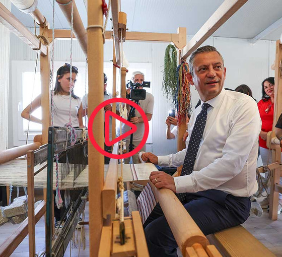 Özgür Özel dokuma tezgahına geçti, atkı dokudu