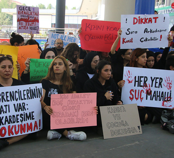 Dicle Üniversitesi öğrencileri kadın cinayetlerini protesto etti: 'Ülke kadınlar için mezarlığa dönüştü'