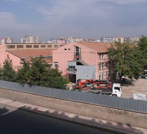 İşkence merkezi Diyarbakır Cezaevi’nde iş makinalarıyla yıkım başladı