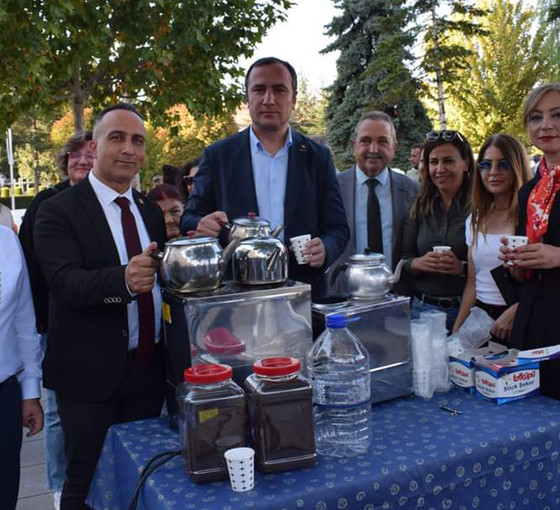 Tasarruf tedbirleri gerekçesiyle okullarda çaydanlıklar kaldırıldı ... Eğitimciler tepkili: Öğretmenin içtiği çaya göz dikmeyin
