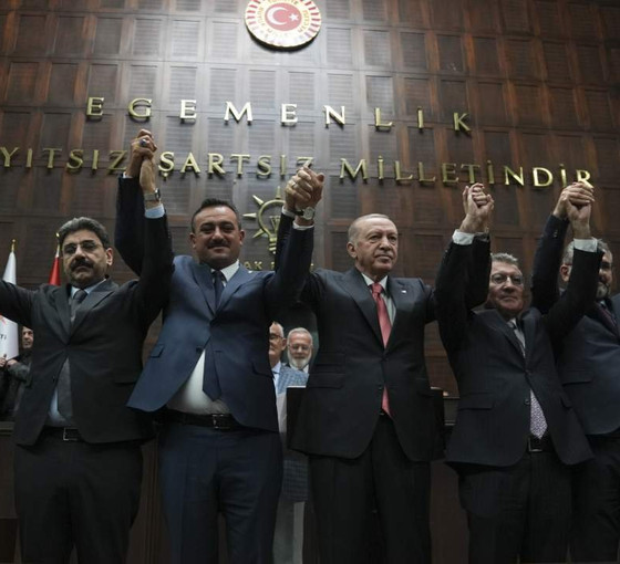 8'i Yeniden Refah'tan, 13 belediye başkanı AKP'ye katıldı