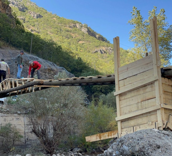 Dersim'de 'güvenlik' gerekçesiyle yıkılan köprüyü köylülerin kendisi yaptı: 'Devlet taleplerimizi karşılamıyor'