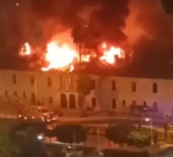 Mersin Akdeniz'deki tarihi Halk Kütüphanesi'nde yangın