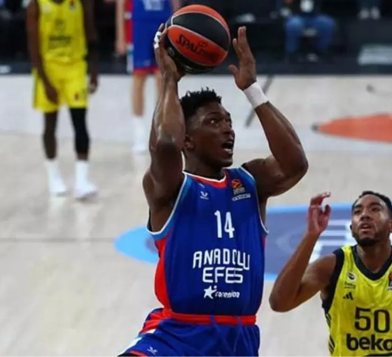 Anadolu Efes'in yıldız oyuncusunun Kağıthane'deki evi kurşunlandı