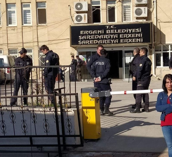 Siyasetçilerin her adımı 'suç' sayıldı: Seçim büro açılışları, meclis kararları, aşure etkinliği...
