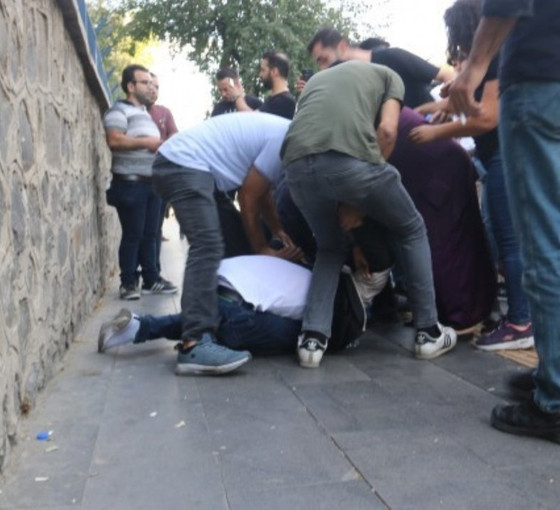 Diyarbakır'da polis, gazetecilere ve avukatlara saldırdı: Bir avukatın kolu kırıldı
