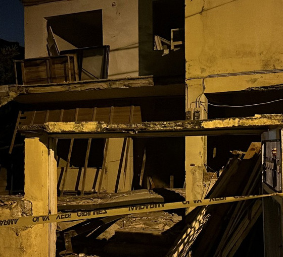 Hatay'da deprem hasarlı evin balkonu çöktü: İki ölü