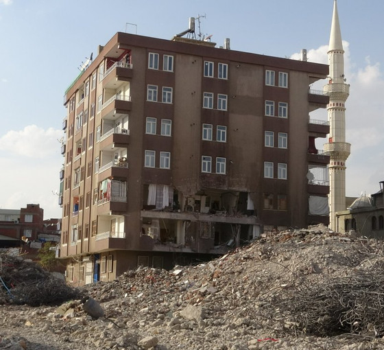 Diyarbakır’da ağır hasarlı bina, yıkım sırasında yanındaki apartmanın üzerine çöktü