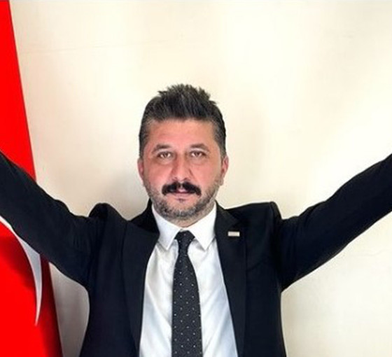 Bozkurt selamıyla poz veren Akalın, Mersin İŞKUR Müdürü oldu