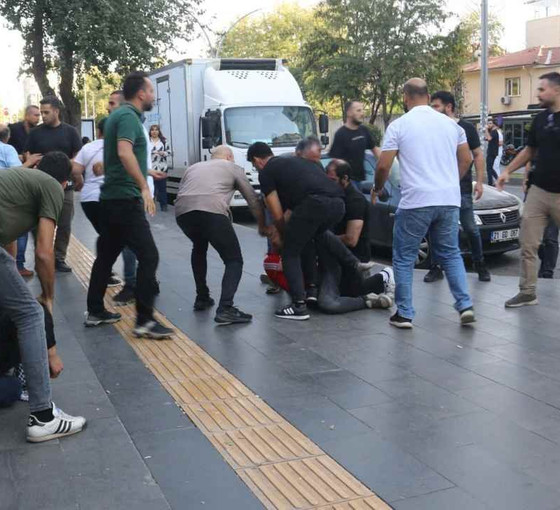 Gazeteciler kolluk şiddetini anlattı: 'Seni ayağımın altına alırım'