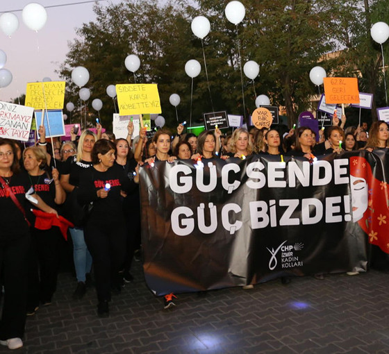 Kırık saçlı kadınlar özgürlüğe yürüyor: 'Kırıldığımız yerden güçlenerek ayağa kalkıyoruz'