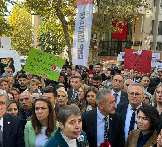 İl Sağlık Müdürlüğü önünde 'Yenidoğan çetesi' protestosu: Memişoğlu sorumlu, istifa etmelidir