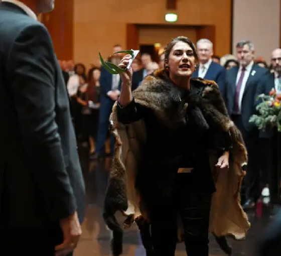 Avustralya parlamentosunda İngiltere Kralı Charles'a yerli senatörden tepki: Benim kralım değilsin