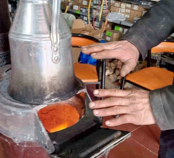Doğal gaz ve elektriğin ardından... Soba ve kömüre de zam: Maaşın beşte biri ısınmaya gidecek