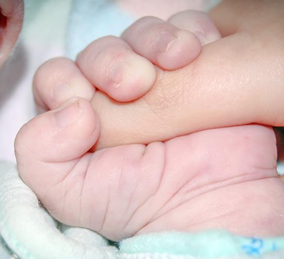 Kırık ayak ve kafasında morluklarla teslim edilen bebek için soruşturma izni çıkmadı