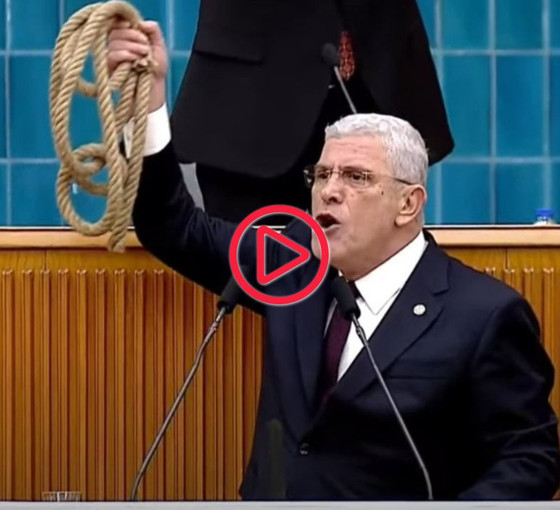 İYİ Parti Genel Başkanı Dervişoğlu, Meclis kürsüsünden 'urgan' fırlattı: 'Bahçeli al bunu başının ucuna as'