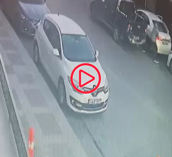 Polise çekiçli saldırı kamerada: Baba karnından oğlu başından vuruldu