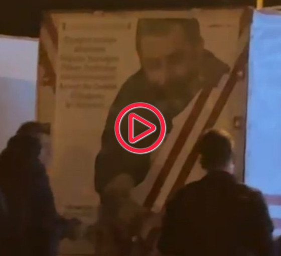 Askerler Ahmet Kaya posterini araçtan söktürdü