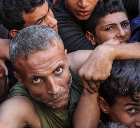 Gazze'de tehcir, yerinden edilenlerin sığındığı okulda katliam, ekmek dağıtan fırında açlık izdihamı