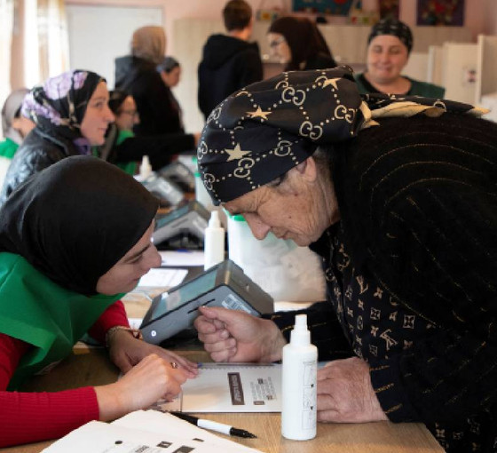 Gürcistan seçiminde birbirini seçim merkezlerine saldırıp oylara müdahaleyle suçlayan iktidar da muhalefet de zafer ilan etti