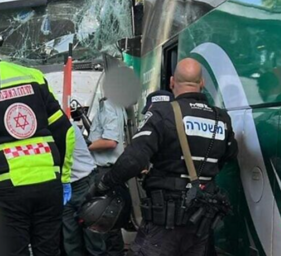 İsrail'de, Mossad karargahı yakınındaki otobüs durağına kamyon daldı: 35 yaralı