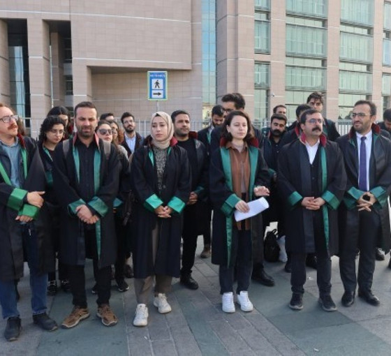 Duruşmada gözaltına alınan avukata destek: Savunma biat etmeyecek