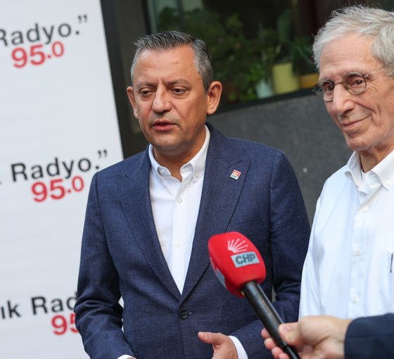 Özgür Özel, Açık Radyo’yu ziyaret etti: Türkiye’yi yöneten kötücül aklın uzantısı RTÜK yönetimi, hedef aldı