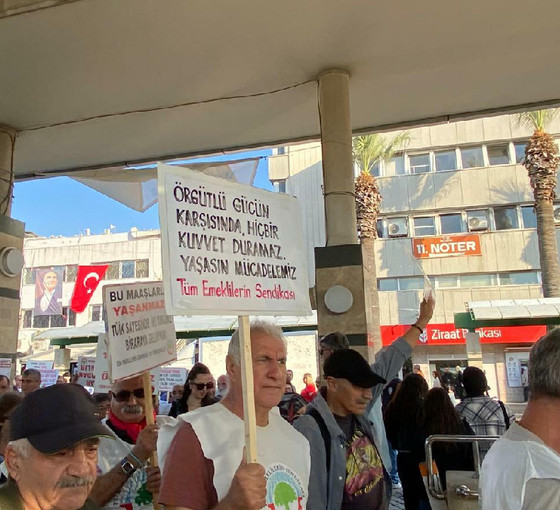 Emekliler Ankara yolunda: ‘İnsan zinciri’ yürüyüşü İzmir’de başladı